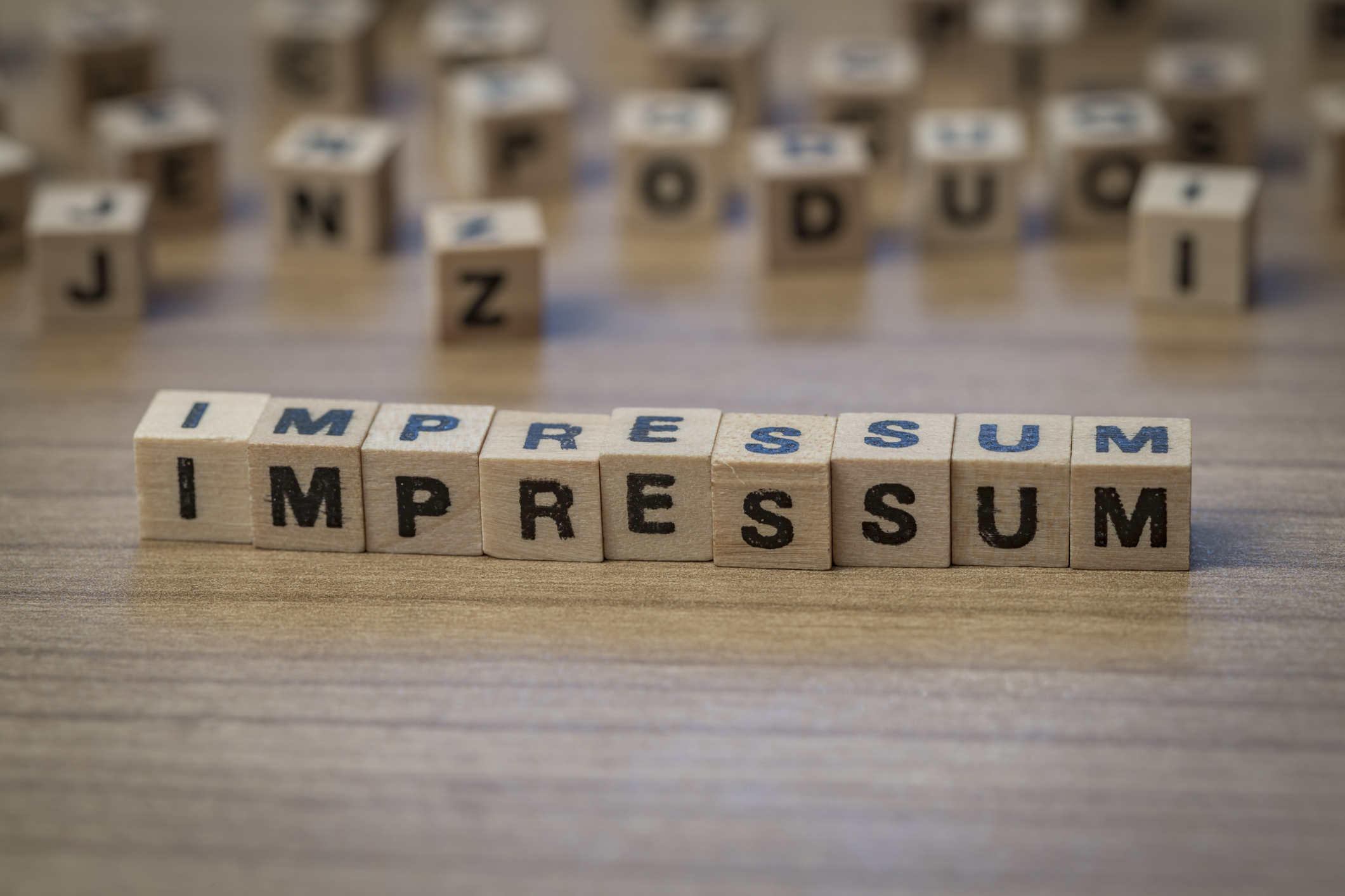 Würfel mit Buchstaben formen Text 'Impressum'