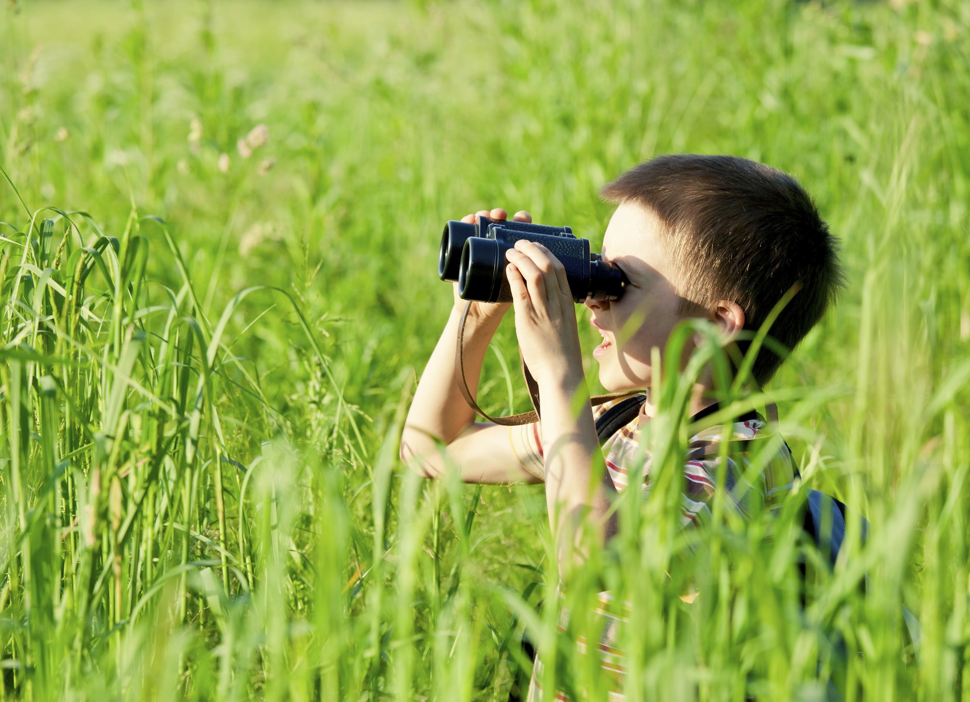 Junge mit Fernglas