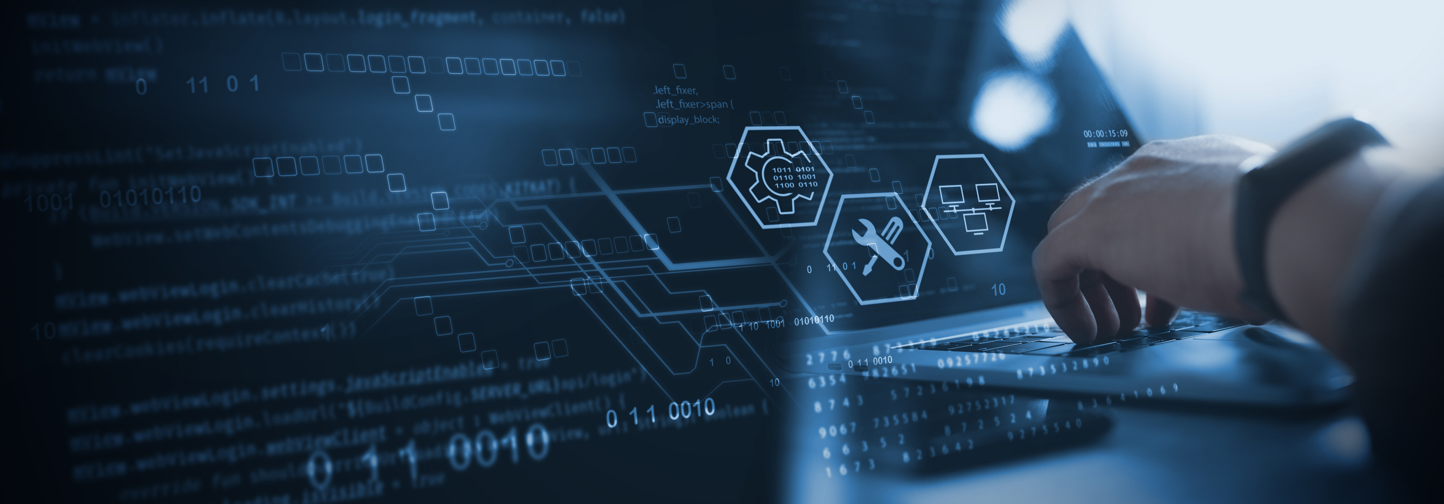 Techniker, der auf einem Laptop programmiert. Verbindung zu Kundenservice, Support und Wartung.