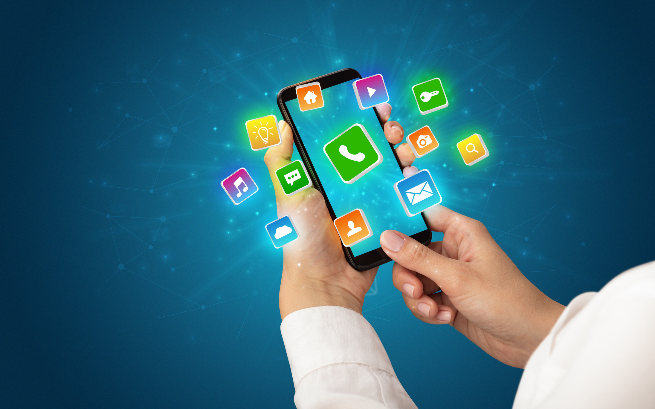 Hand mit Smartphone, über dem 3D App-Icons (Anwendungssymbole) schweben.