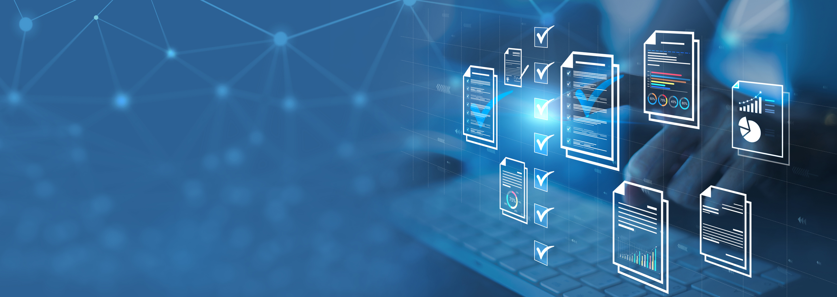 Technologiedarstellung mit verschiedene Dokumente und Checklisten, in Kombination mit einer Tastatur und Händen, die programmieren.